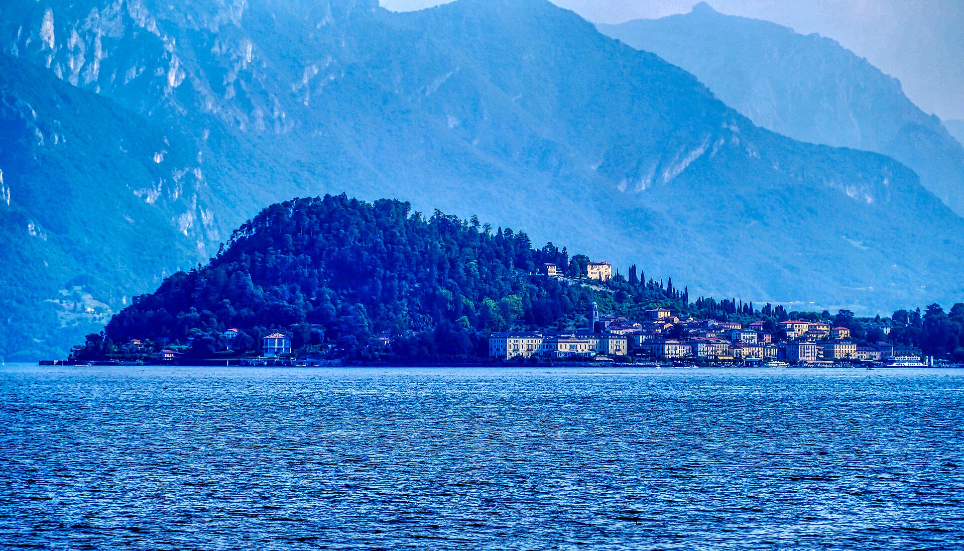 Punta di Bellagio sul Lago di Como vista da Griante, con il paese sul lago e la villa sul colle.