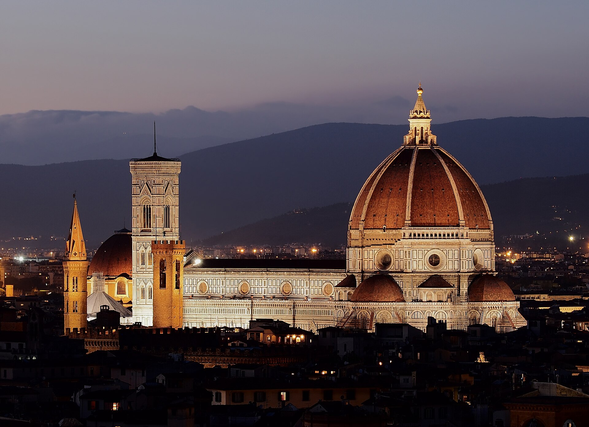 Santa Maria del Fiore al crepuscolo da piazzale Michelangelo: battistero, campanile e cupola di Brunelleschi.