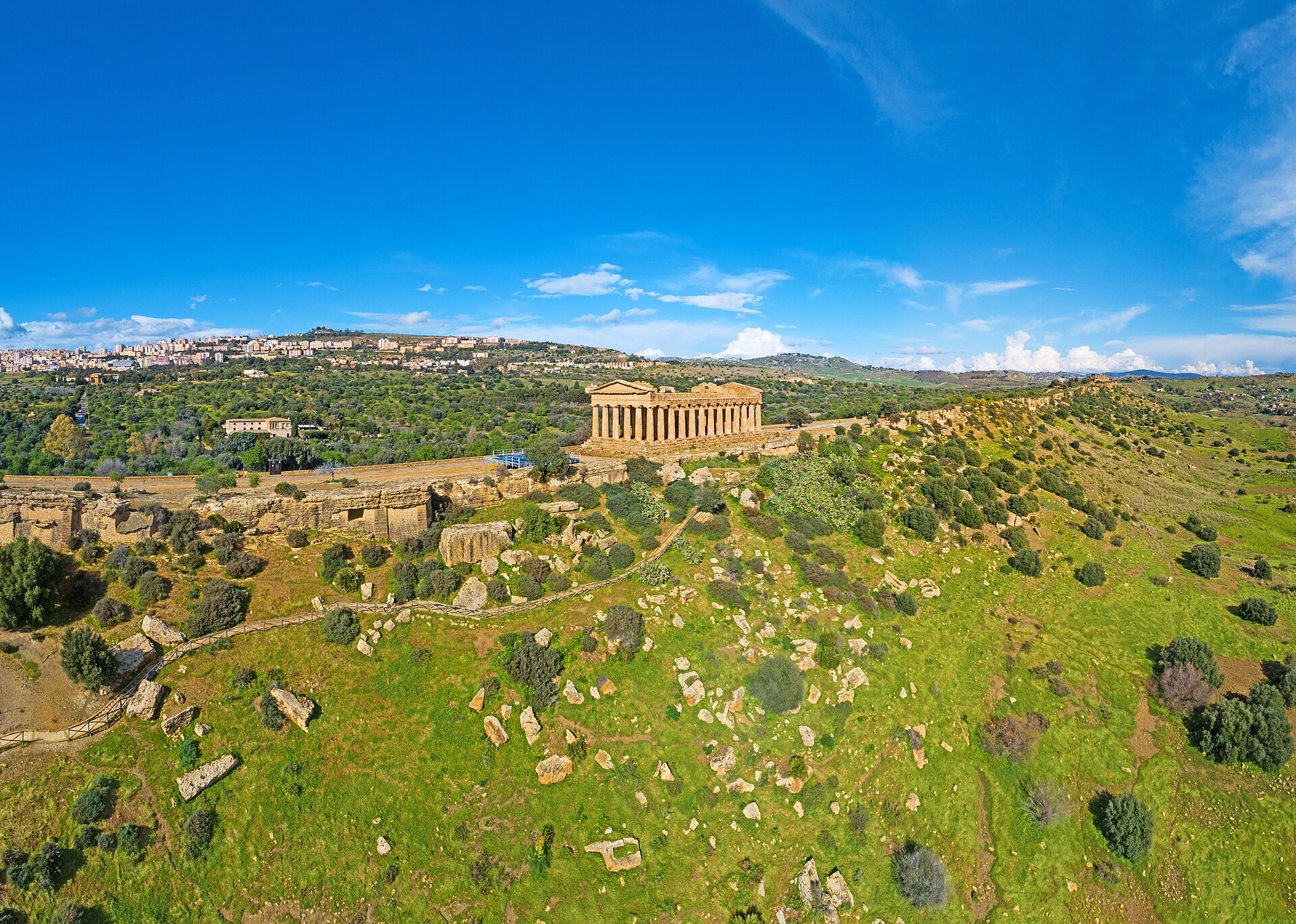 Tempio della Concordia nella Valle dei Templi, ripresa aerea, Agrigento sullo sfondo.